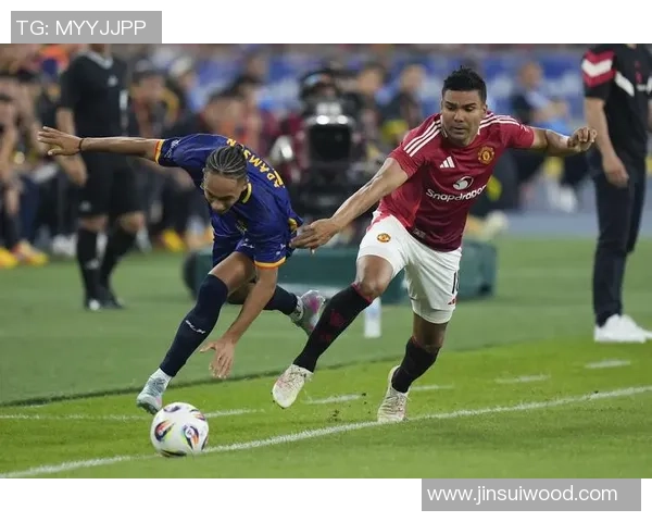 球星足球技艺超群无敌一脚踢进豪车内引爆全场惊叹