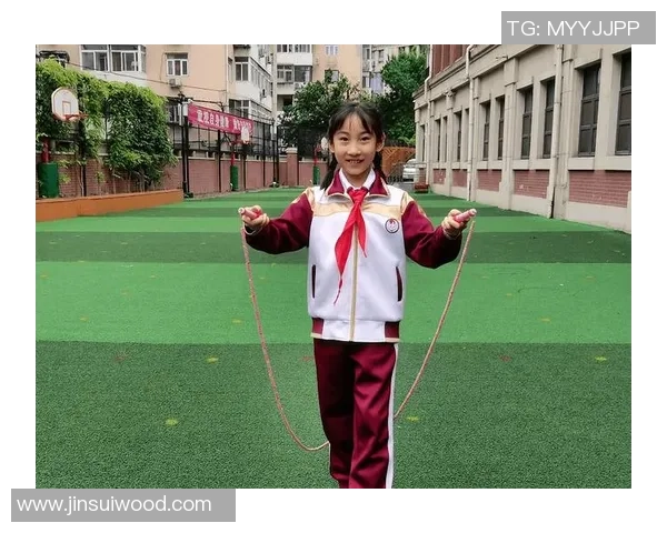 足球球星挑战跳绳极限 展现运动能力与节奏感的完美融合 足球球星挑战跳绳极限 展现运动能力与节奏感的完美融合