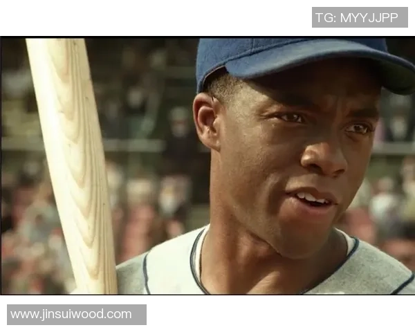 足球界光头黑人球星的传奇故事与辉煌成就揭秘